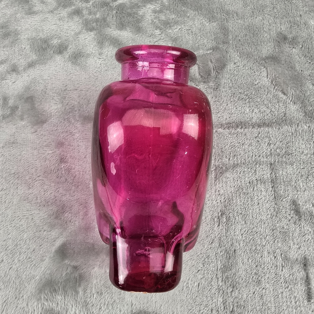 Heart-Shaped Pink Glass Vase - Picture 2 of 7